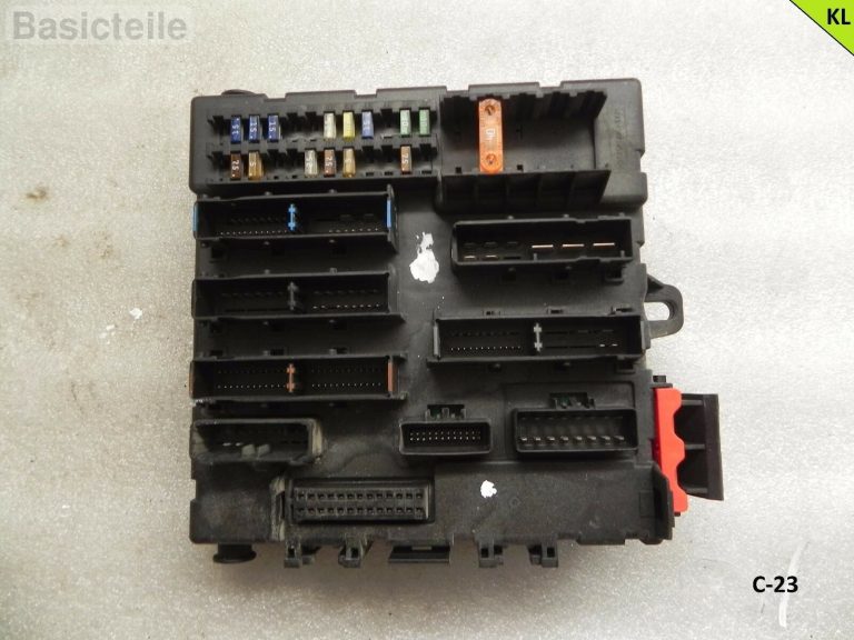 Opel Vectra C hečbeks Aizmugurējā drošinātāju kārba Vadības bloks Drošinātāju kārba 13125488