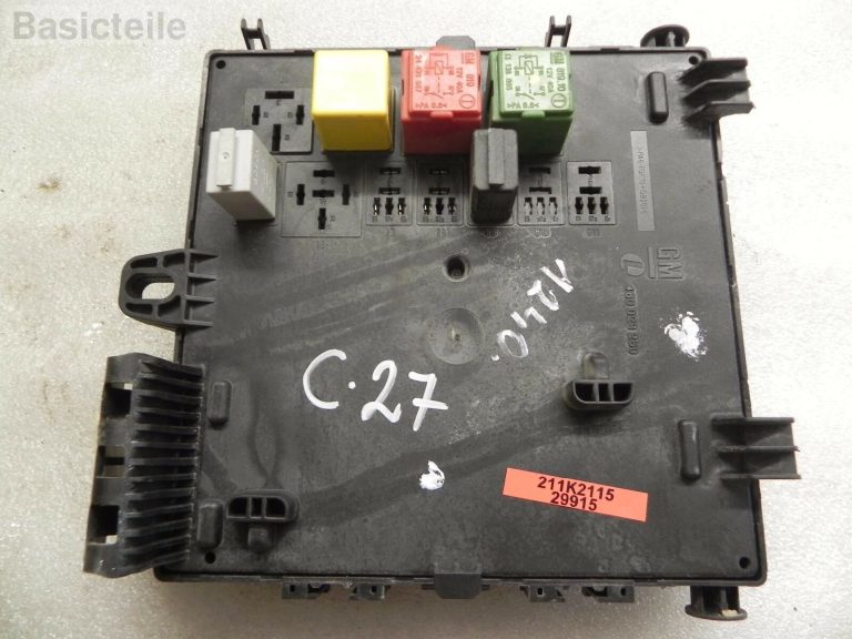 Opel Vectra C hečbeks Aizmugurējā drošinātāju kārba Vadības bloks Drošinātāju kārba 13125488