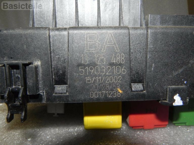 Opel Vectra C hečbeks Aizmugurējā drošinātāju kārba Vadības bloks Drošinātāju kārba 13125488
