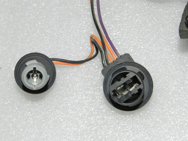 Lancia Thema II aizmugurējo gaismu instalācijas lukturu turētājs 68042174AE, K68042174AE