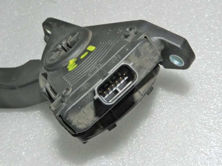 Lancia Thema II 3.0 CRD Chrysler 300C LD akseleratora pedālis 04861716AB, 04861716AE