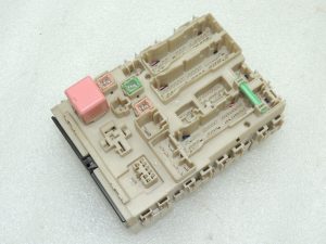 Toyota Avensis T27 fuse box control unit 8273005S60 8273005J70