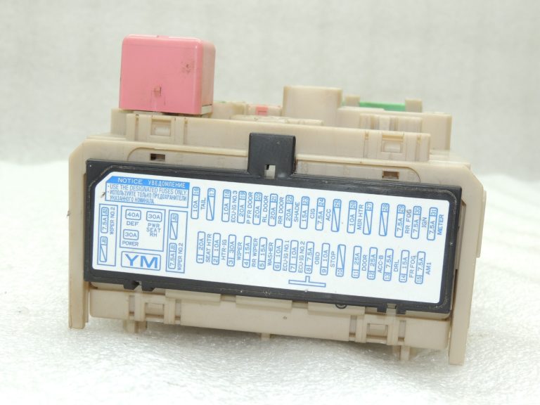 Toyota Avensis T27 drošinātāju kārbas vadības bloks 8273005S60 8273005J70