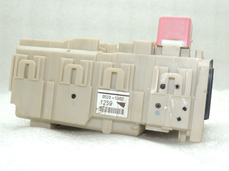 Toyota Avensis T27 drošinātāju kārbas vadības bloks 8273005S60 8273005J70