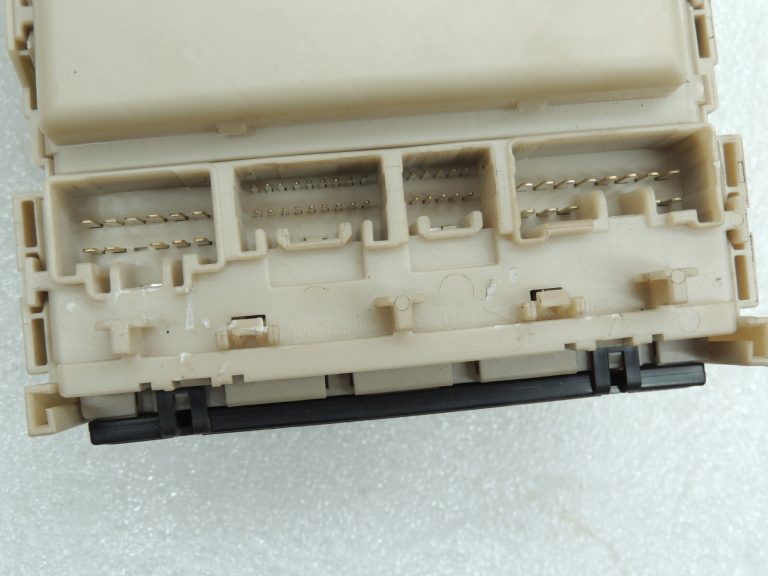 Toyota Avensis T27 drošinātāju kārbas vadības bloks 8273005S60 8273005J70