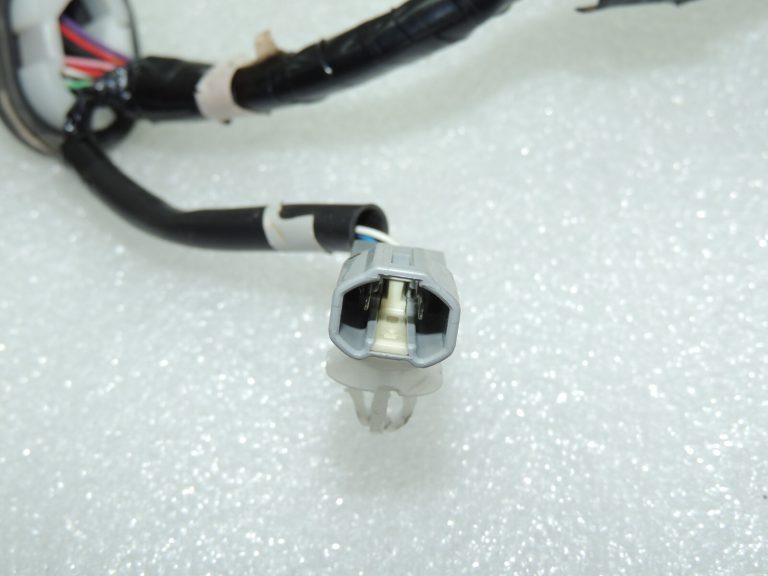Toyota Avensis T27 aizmugurējo durvju instalācijas instalācija 8218405280