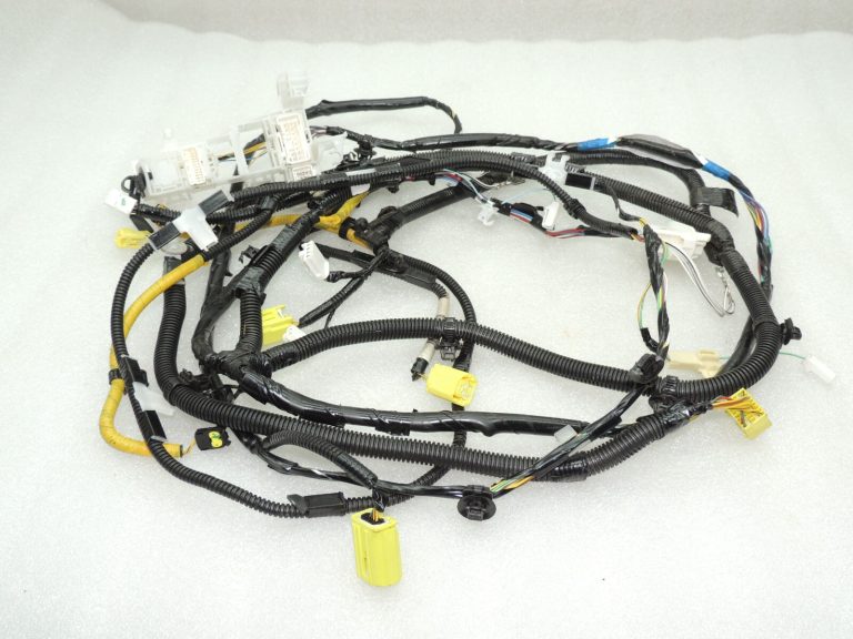 Toyota Avensis T27 interjera apakšējās virsbūves elektroinstalācijas siksna pa labi 8216205L40