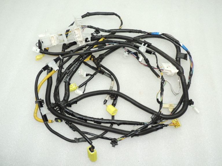 Toyota Avensis T27 interjera apakšējās virsbūves elektroinstalācijas siksna pa labi 8216205L40