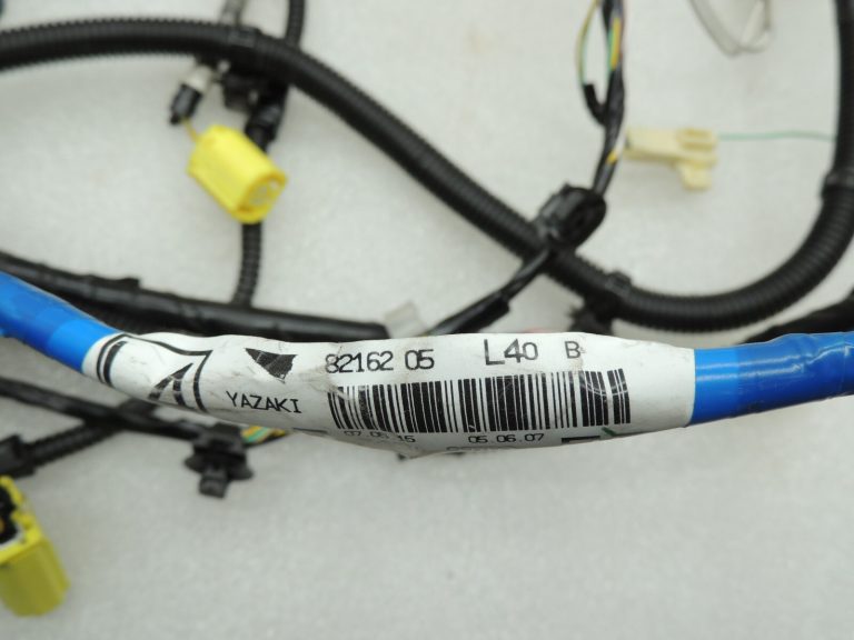 Toyota Avensis T27 interjera apakšējās virsbūves elektroinstalācijas siksna pa labi 8216205L40