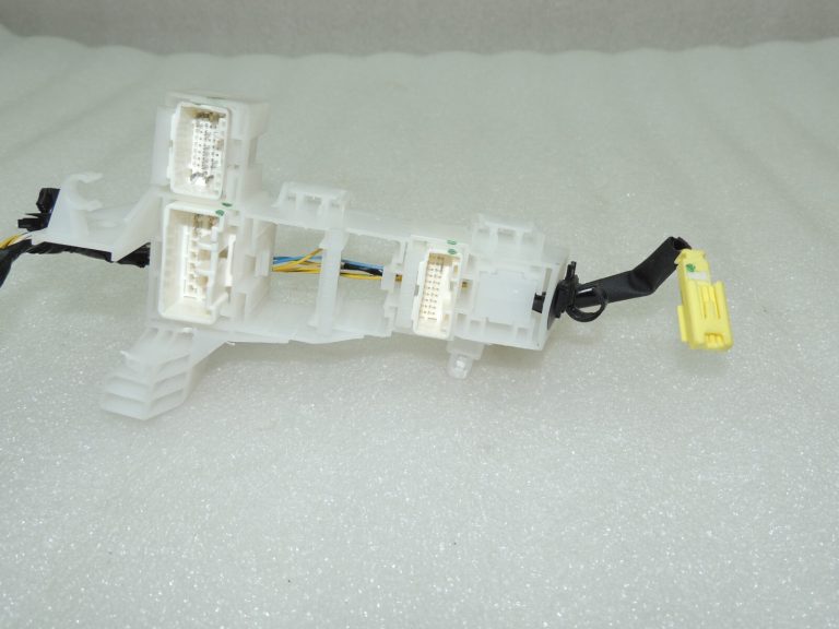 Toyota Avensis T27 interjera apakšējās virsbūves elektroinstalācijas siksna pa labi 8216205L40