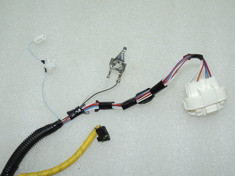 Toyota Avensis T27 interjera apakšējās virsbūves elektroinstalācijas siksna pa labi 8216205L40