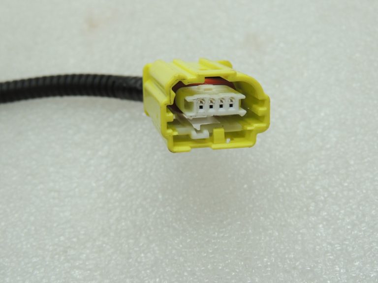 Toyota Avensis T27 interjera apakšējās virsbūves elektroinstalācijas siksna pa labi 8216205L40