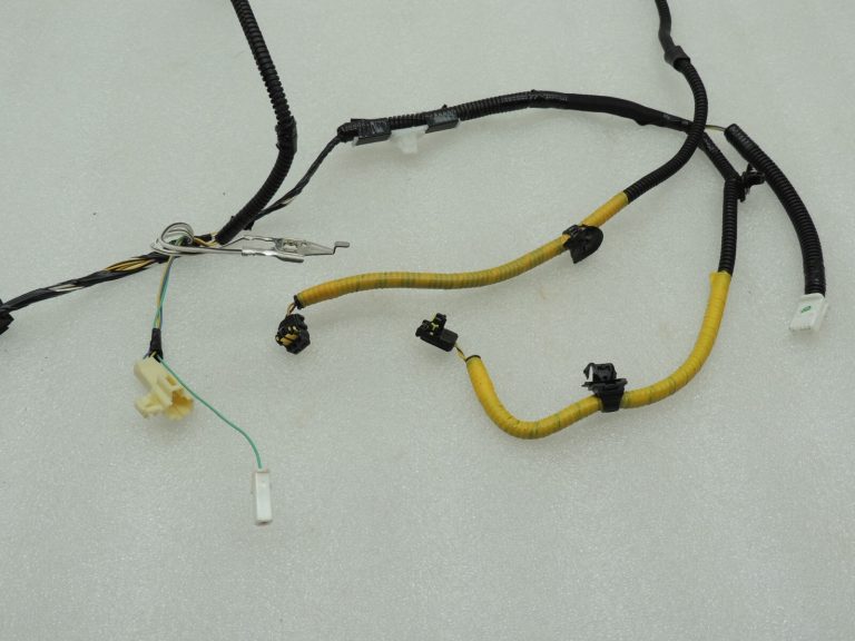 Toyota Avensis T27 interjera apakšējās virsbūves elektroinstalācijas siksna pa labi 8216205L40