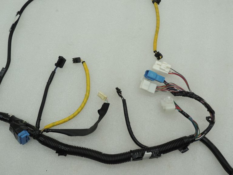 Toyota Avensis T27 interjera apakšējās virsbūves elektroinstalācijas siksna kreisā 8216105P90