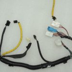Toyota Avensis T27 interjera apakšējās virsbūves elektroinstalācijas siksna kreisā 8216105P90