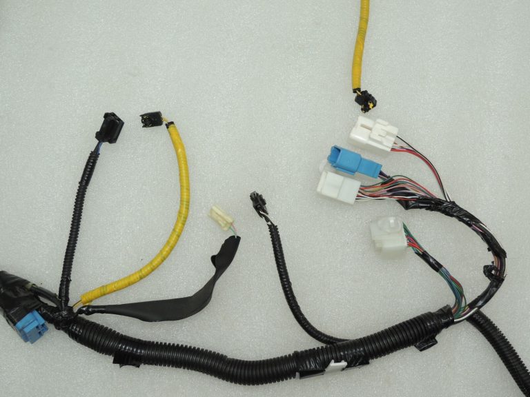 Toyota Avensis T27 interjera apakšējās virsbūves elektroinstalācijas siksna kreisā 8216105P90