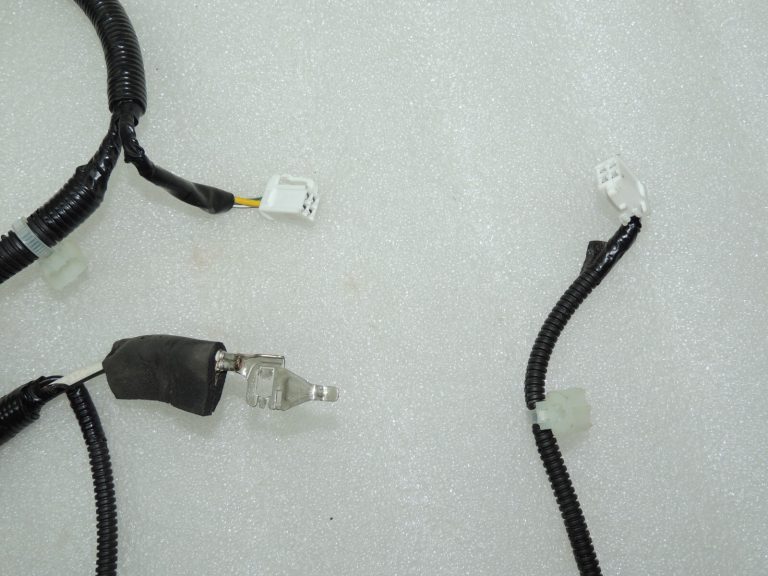 Toyota Avensis T27 interjera apakšējās virsbūves elektroinstalācijas siksna kreisā 8216105P90
