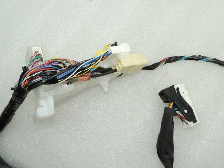 Toyota Avensis T27 interjera apakšējās virsbūves elektroinstalācijas siksna kreisā 8216105P90