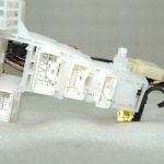 Toyota Avensis T27 interjera apakšējās virsbūves elektroinstalācijas siksna kreisā 8216105P90