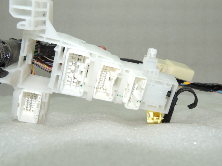 Toyota Avensis T27 interjera apakšējās virsbūves elektroinstalācijas siksna kreisā 8216105P90