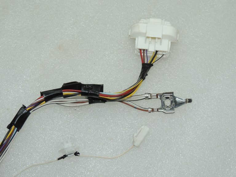 Toyota Avensis T27 interjera apakšējās virsbūves elektroinstalācijas siksna kreisā 8216105P90