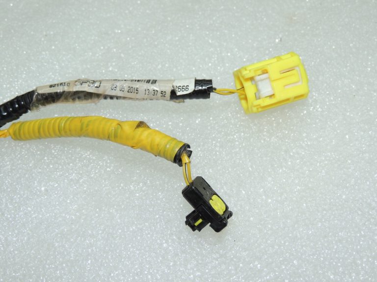 Toyota Avensis T27 interjera apakšējās virsbūves elektroinstalācijas siksna kreisā 8216105P90