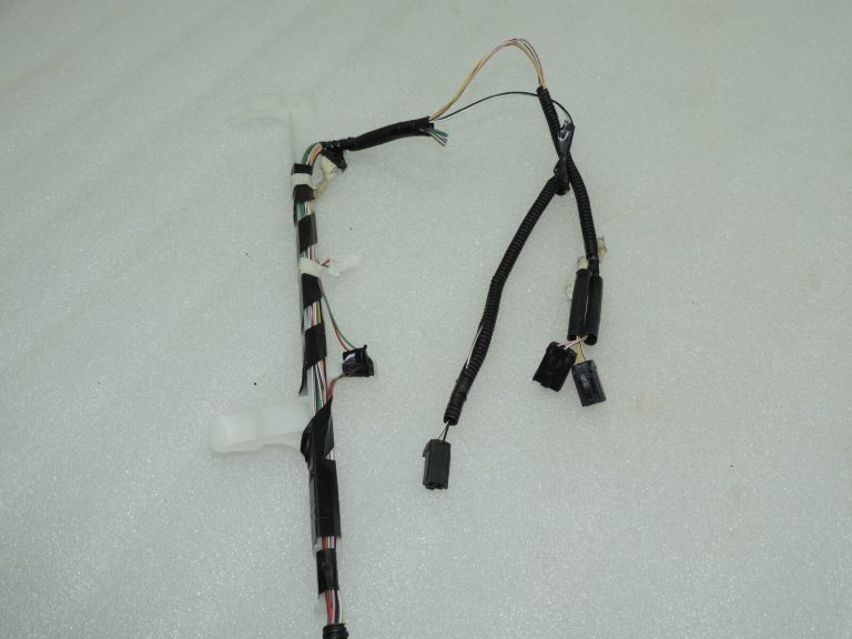 Toyota Avensis T27 interjera apakšējās virsbūves elektroinstalācijas siksna kreisā 8216105P90