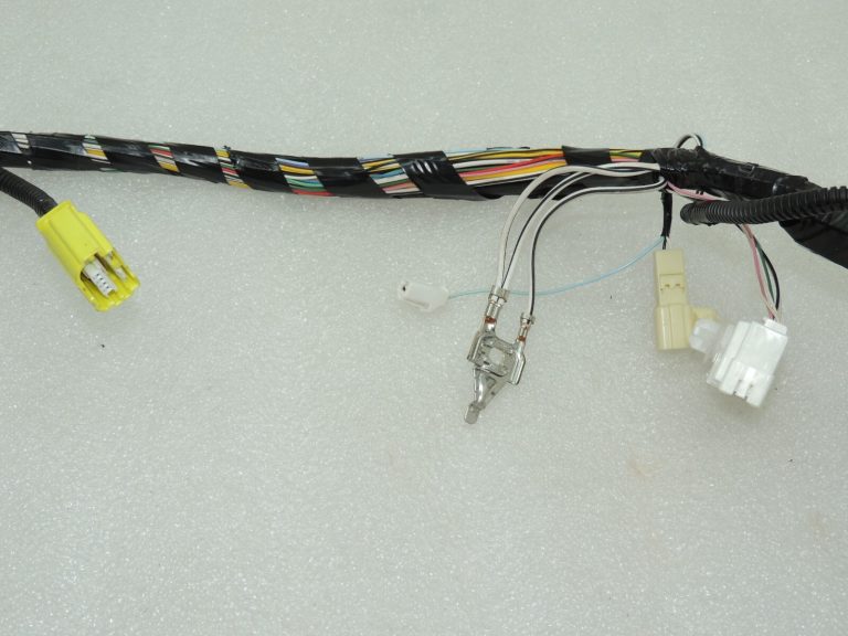 Toyota Avensis T27 interjera apakšējās virsbūves elektroinstalācijas siksna kreisā 8216105P90