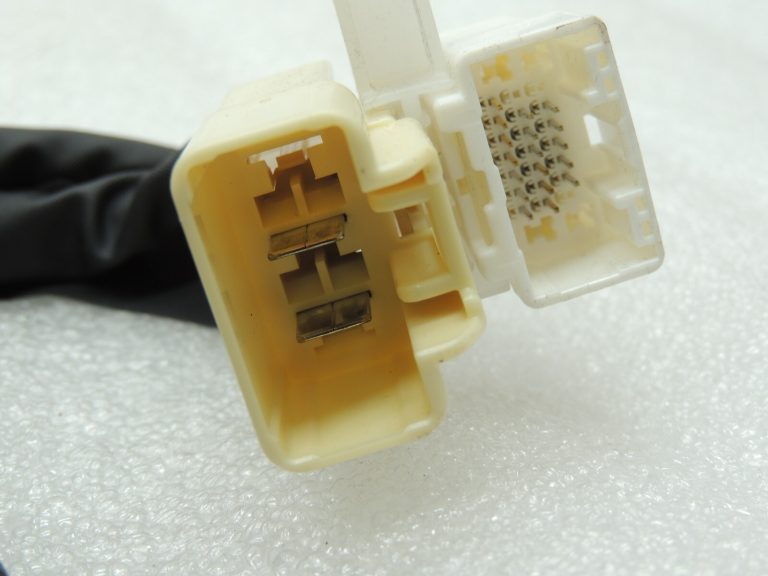 Toyota Avensis T27 interjera apakšējās virsbūves elektroinstalācijas siksna kreisā 8216105P90