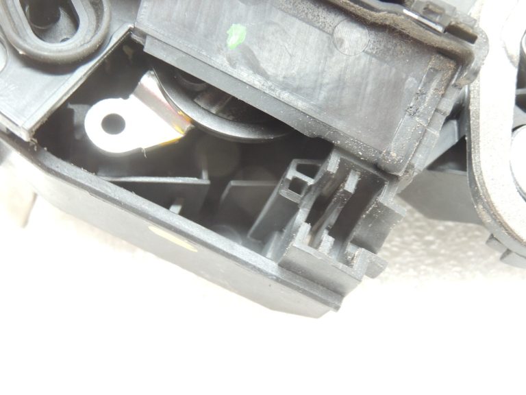 Opel Insignia B Aizmugures kreiso durvju slēdzene 13598377 13533625