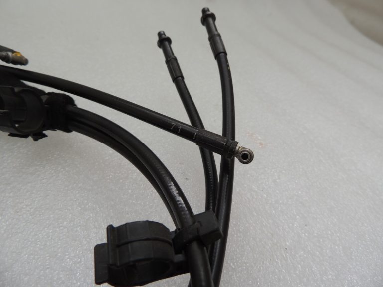 Volvo V70 III aizmugurējo durvju hidrauliskā sūkņa līnija poz. 71+72 31218396 GCP Līnijas