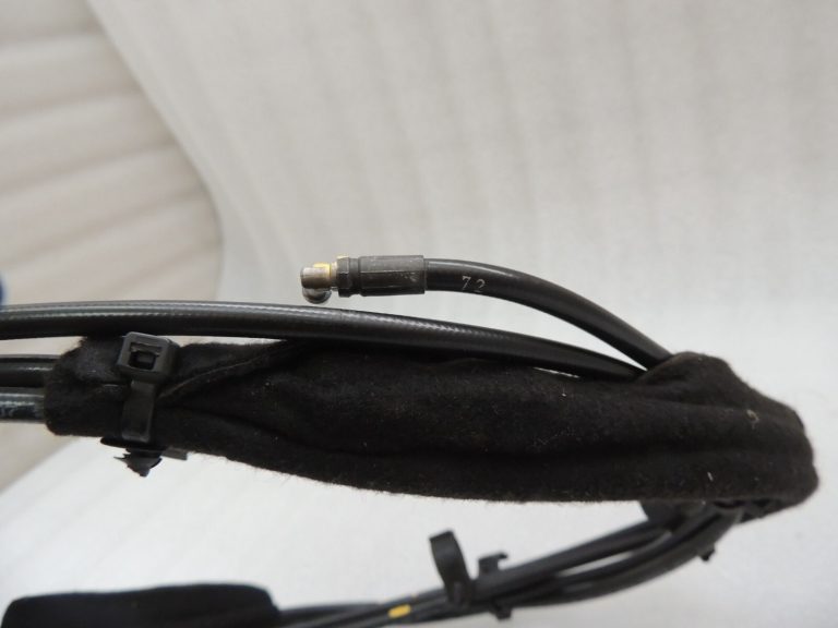 Volvo V70 III aizmugurējo durvju hidrauliskā sūkņa līnija poz. 71+72 31218396 GCP Līnijas