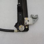 Oriģinālais Chrysler Grand Voyager V aizmugurējā kreisā loga regulatora rāmis 68030719AA