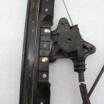 Oriģinālais Chrysler Grand Voyager V aizmugurējā kreisā loga regulatora rāmis 68030719AA