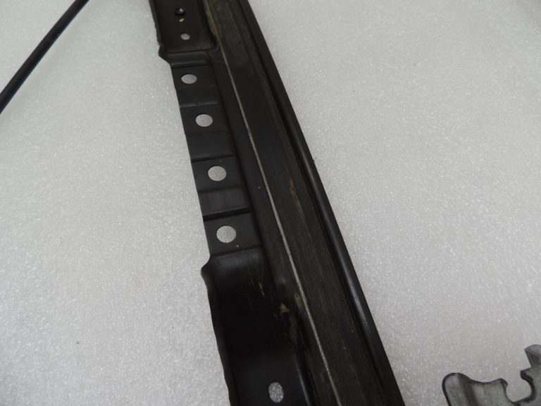 Oriģinālais Chrysler Grand Voyager V aizmugurējā kreisā loga regulatora rāmis 68030719AA