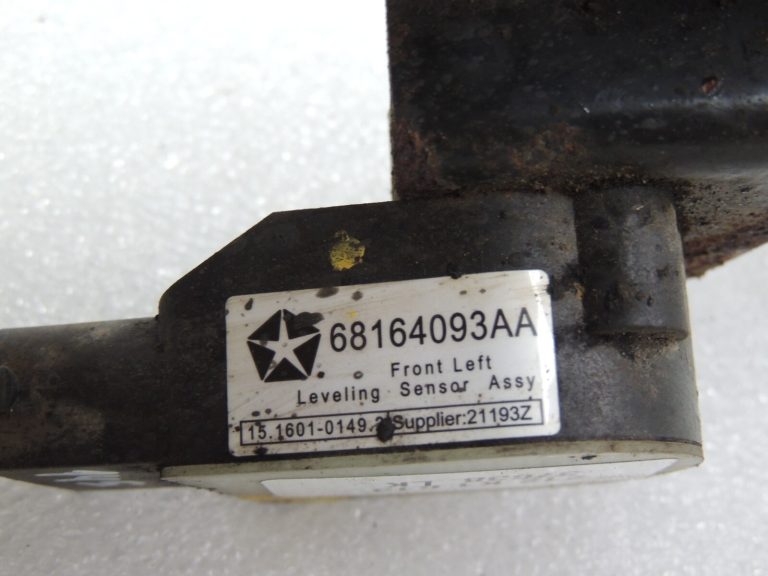 Jeep Grand Cherokee WK2 Izlīdzināšanas sensors priekšējais kreisais 68164093AA