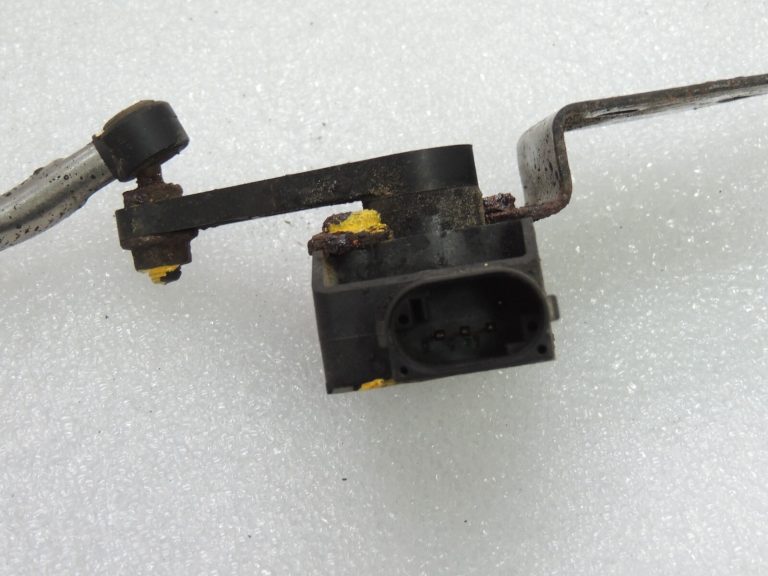 Jeep Grand Cherokee WK2 Izlīdzināšanas sensors priekšējais kreisais 68164093AA
