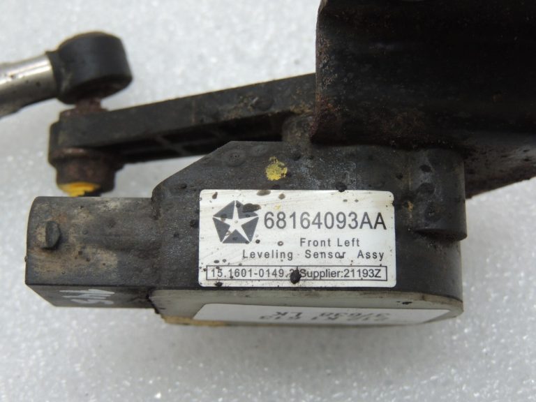 Jeep Grand Cherokee WK2 Izlīdzināšanas sensors priekšējais kreisais 68164093AA