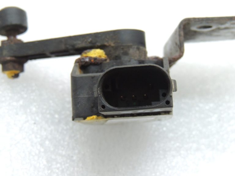 Jeep Grand Cherokee WK2 Izlīdzināšanas sensors priekšējais kreisais 68164093AA
