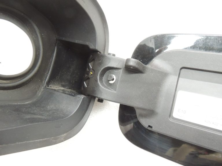 Seat Cupra Leon KL8 degvielas uzpildes pārsega eņģes Mythos Black Met Y9T 5FE809905GY9T 5FE809905GY9T