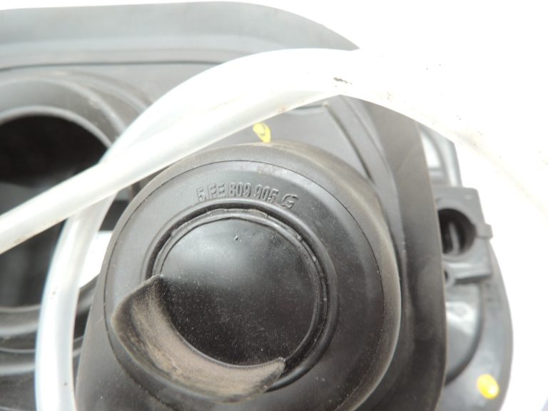 Seat Cupra Leon KL8 degvielas uzpildes pārsega eņģes Mythos Black Met Y9T 5FE809905GY9T 5FE809905GY9T