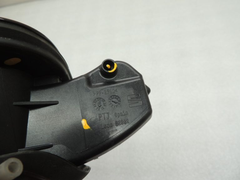 Seat Cupra Leon KL8 degvielas uzpildes pārsega eņģes Mythos Black Met Y9T 5FE809905GY9T 5FE809905GY9T