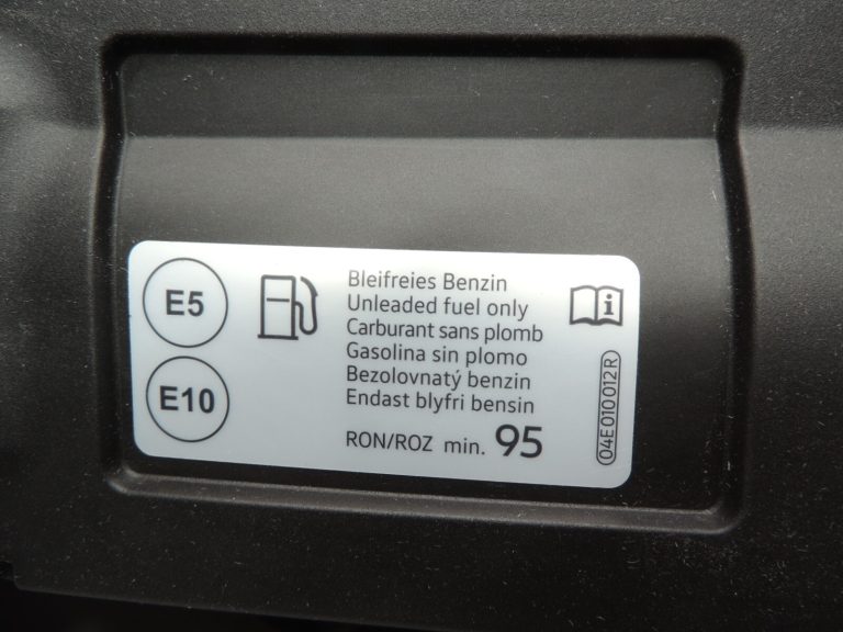 Seat Cupra Leon KL8 degvielas uzpildes pārsega eņģes Mythos Black Met Y9T 5FE809905GY9T 5FE809905GY9T