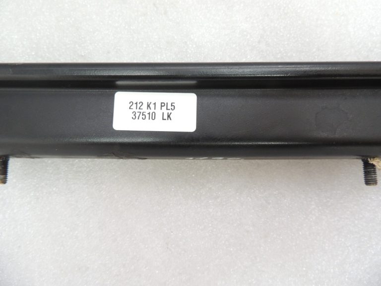 Oriģinālā Chrysler Grand Voyager V bīdāmo durvju centrālā sliede pa kreisi 4894903AB