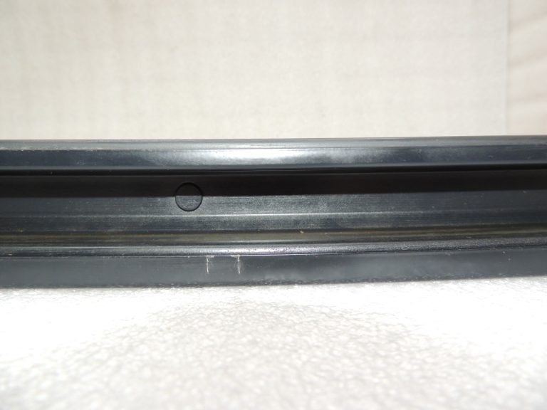 Oriģinālā Chrysler Grand Voyager V bīdāmo durvju centrālā sliede pa kreisi 4894903AB