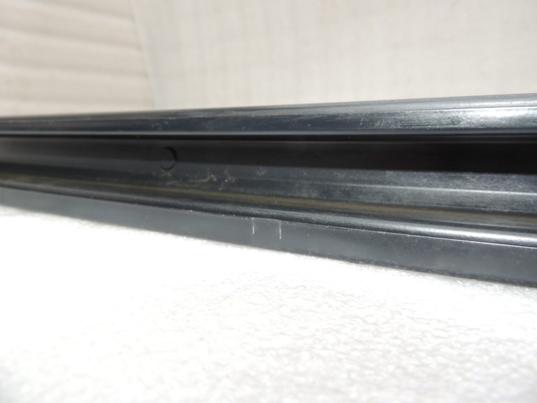 Oriģinālā Chrysler Grand Voyager V bīdāmo durvju centrālā sliede pa kreisi 4894903AB