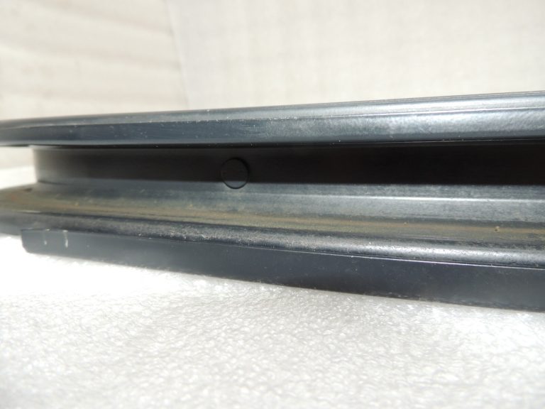 Oriģinālā Chrysler Grand Voyager V bīdāmo durvju centrālā sliede pa kreisi 4894903AB