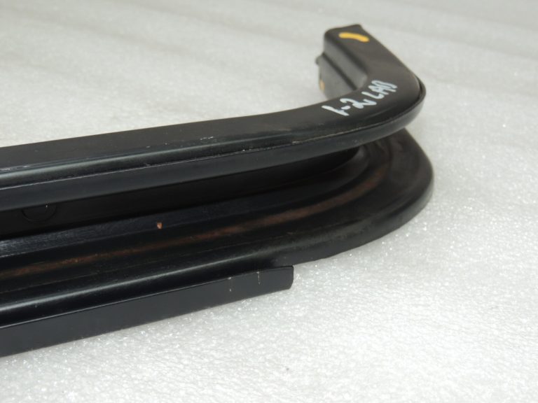 Oriģinālā Chrysler Grand Voyager V bīdāmo durvju centrālā sliede pa labi 4894902AB