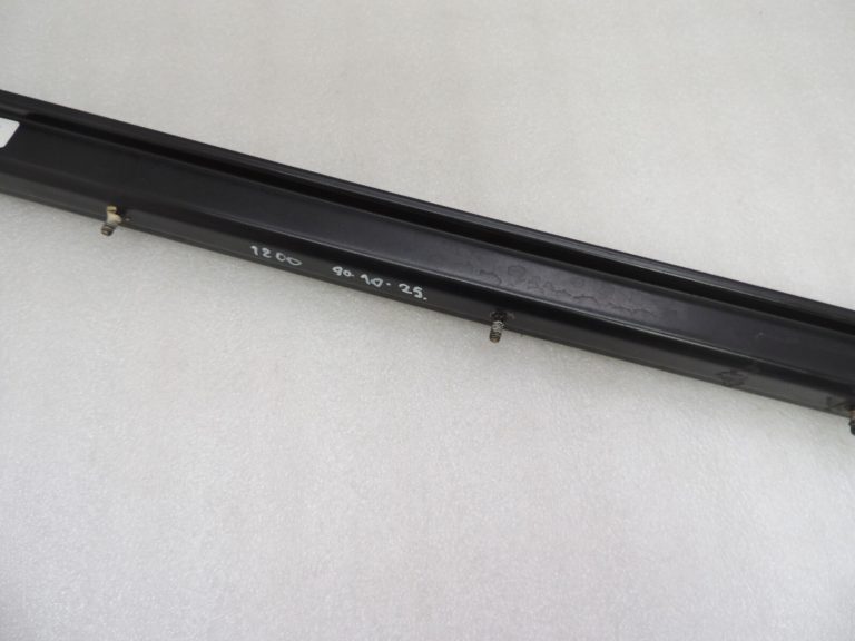 Oriģinālā Chrysler Grand Voyager V bīdāmo durvju centrālā sliede pa labi 4894902AB