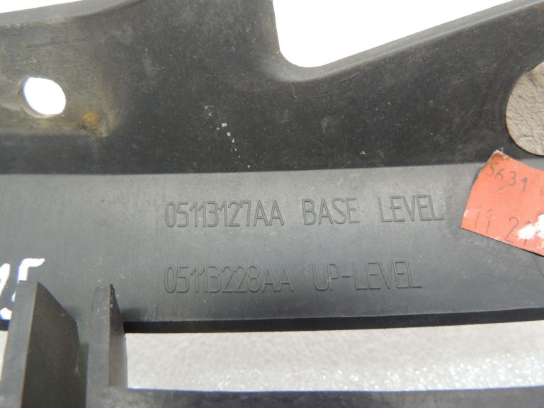 Oriģinālais Chrysler Grand Voyager V radiatora režģis 5113228AA DEFECTIVE
